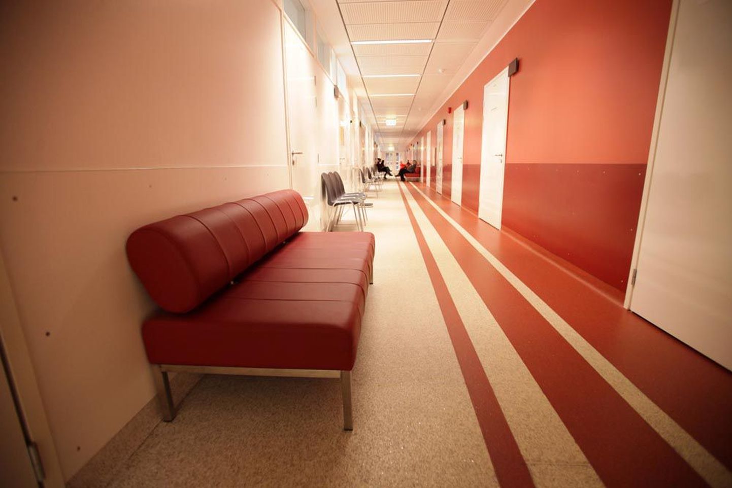 Tartu Ülikooli kliinikumis jäi ära osa ambulatoorsetest vastuvõttudest. Ka naistekliinikumi koridor oli tavapärasest tühjem.