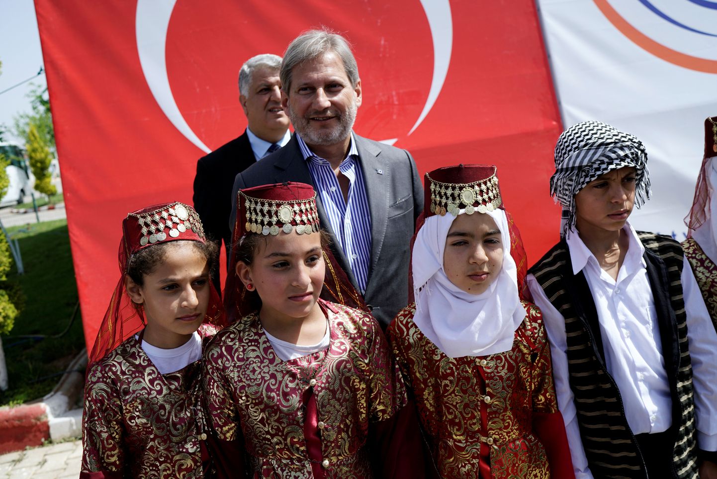 Euroopa Komisjoni laienemisvolinik Johannes Hahn Türgis koos Süüria lastega.