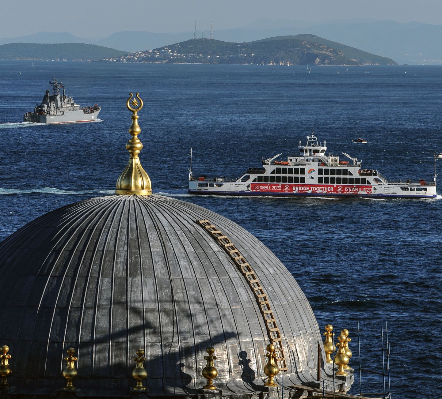 Vene sõjalaev (vasakul) Bosporuse väinal.