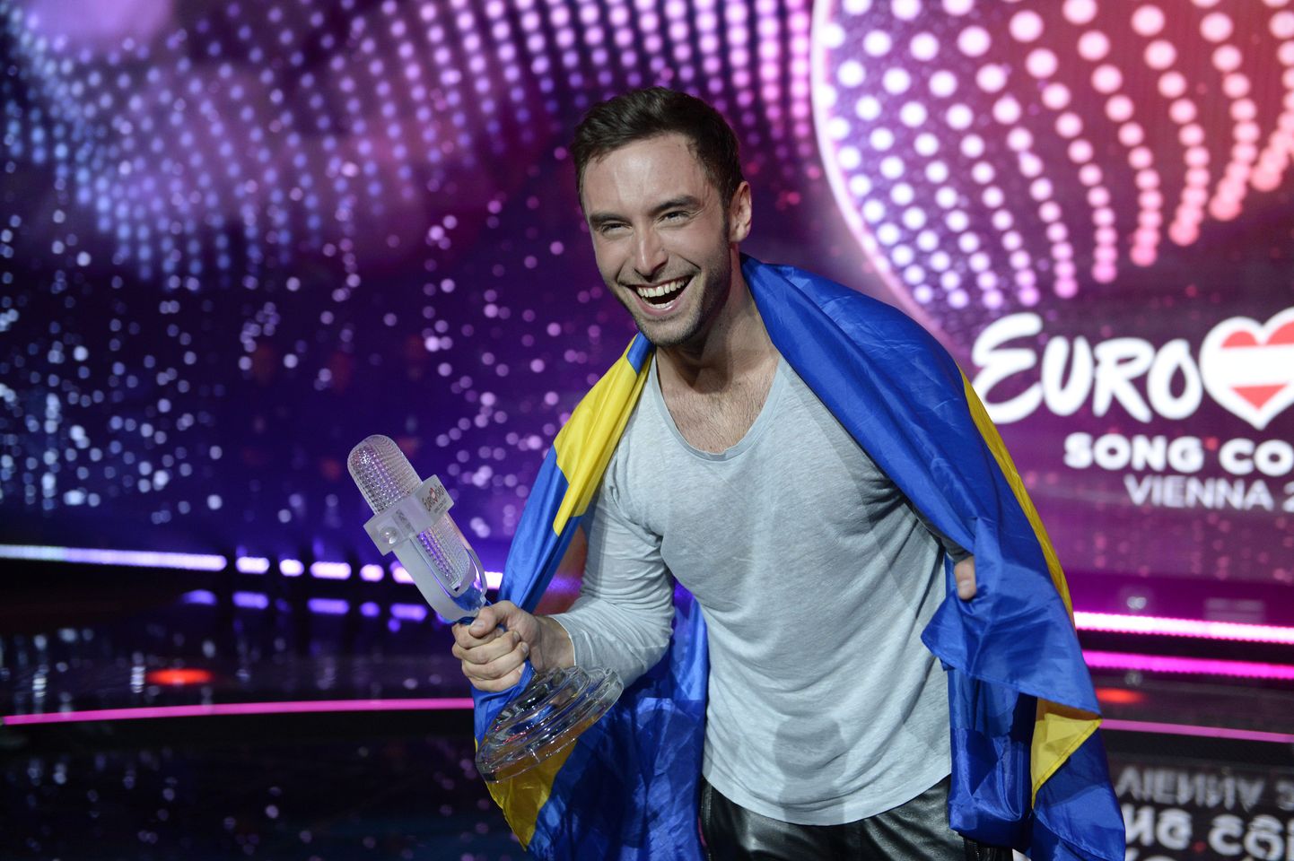 Победителем "Евровидения" в 2015 году стал шведский певец Монс Зелмерлев.