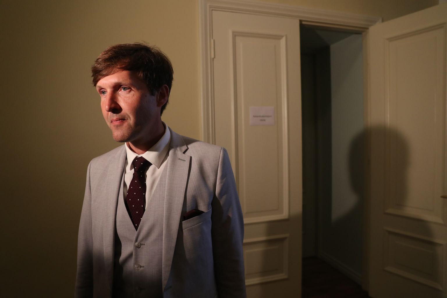 Martin Helme annab riigikogu rahanduskomisjonis ülevaate.