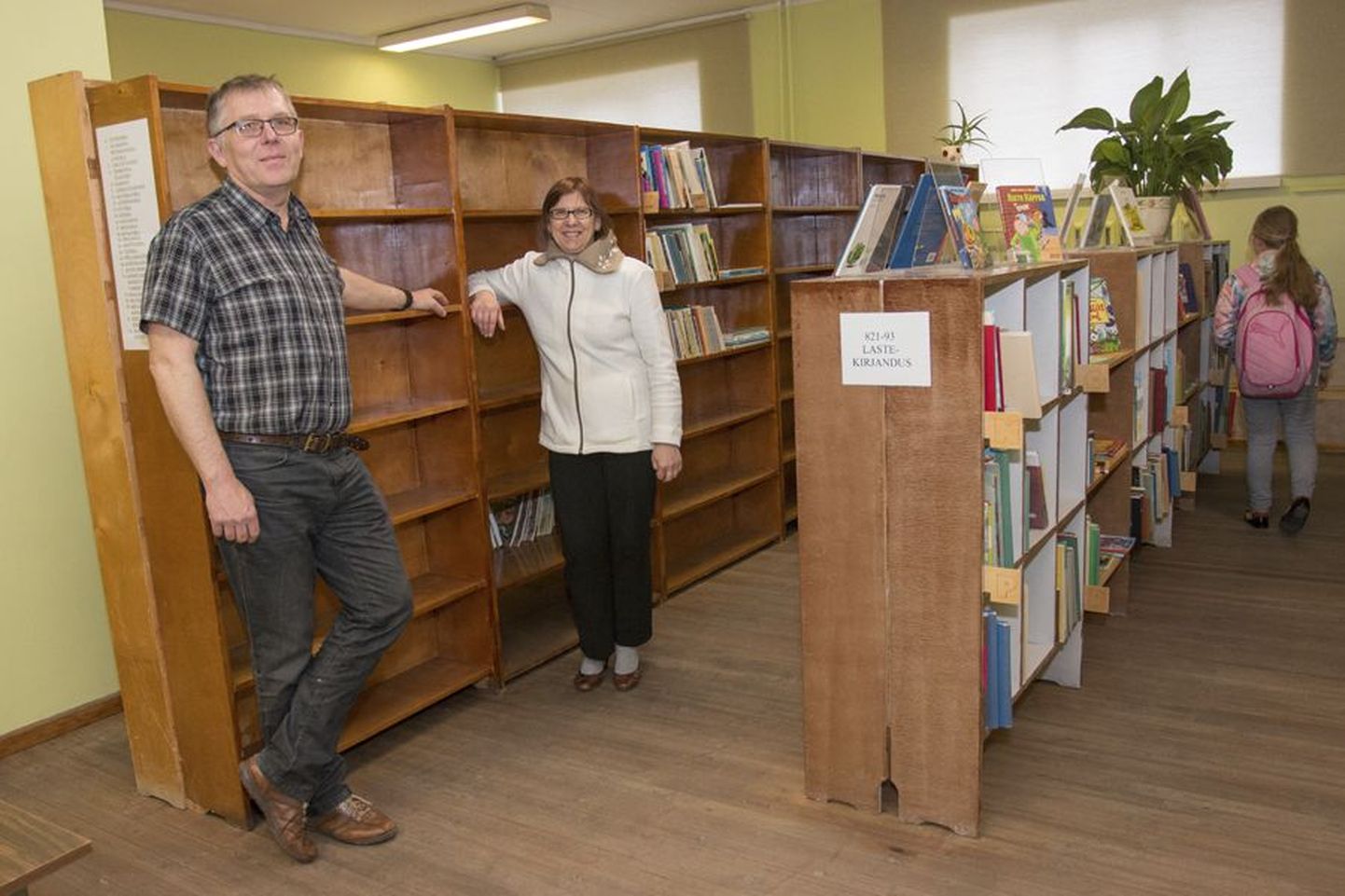 Suurem osa Paalalinna kooli raamatukogust on juba ära kolitud. Pildil on kooli direktor Aavo Palo ning raamatukogu juhataja Elve Jensen.