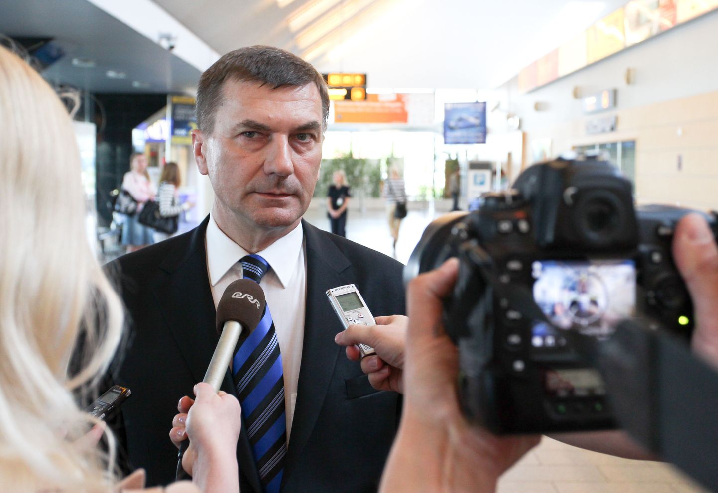 Peaminister Andrus Ansip Tallinna lennujaamas intervjuud andmas.