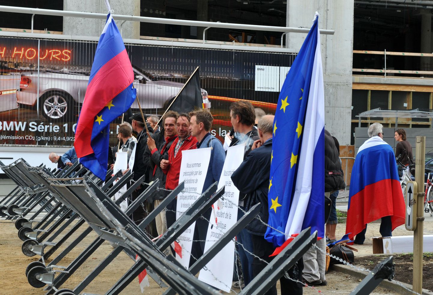 Vene demonstrandid Euroopa Liidu ja Venemaa lippudega eile Brüsselis ELi peahoone lähistel.