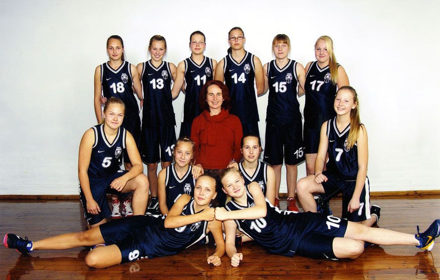 Solveig Joanna (ees vasakul) jaoks on Tartu Kalevi korvpallitüdrukud pere järel teisel kohal. Keskel treener Kaire Asi.
