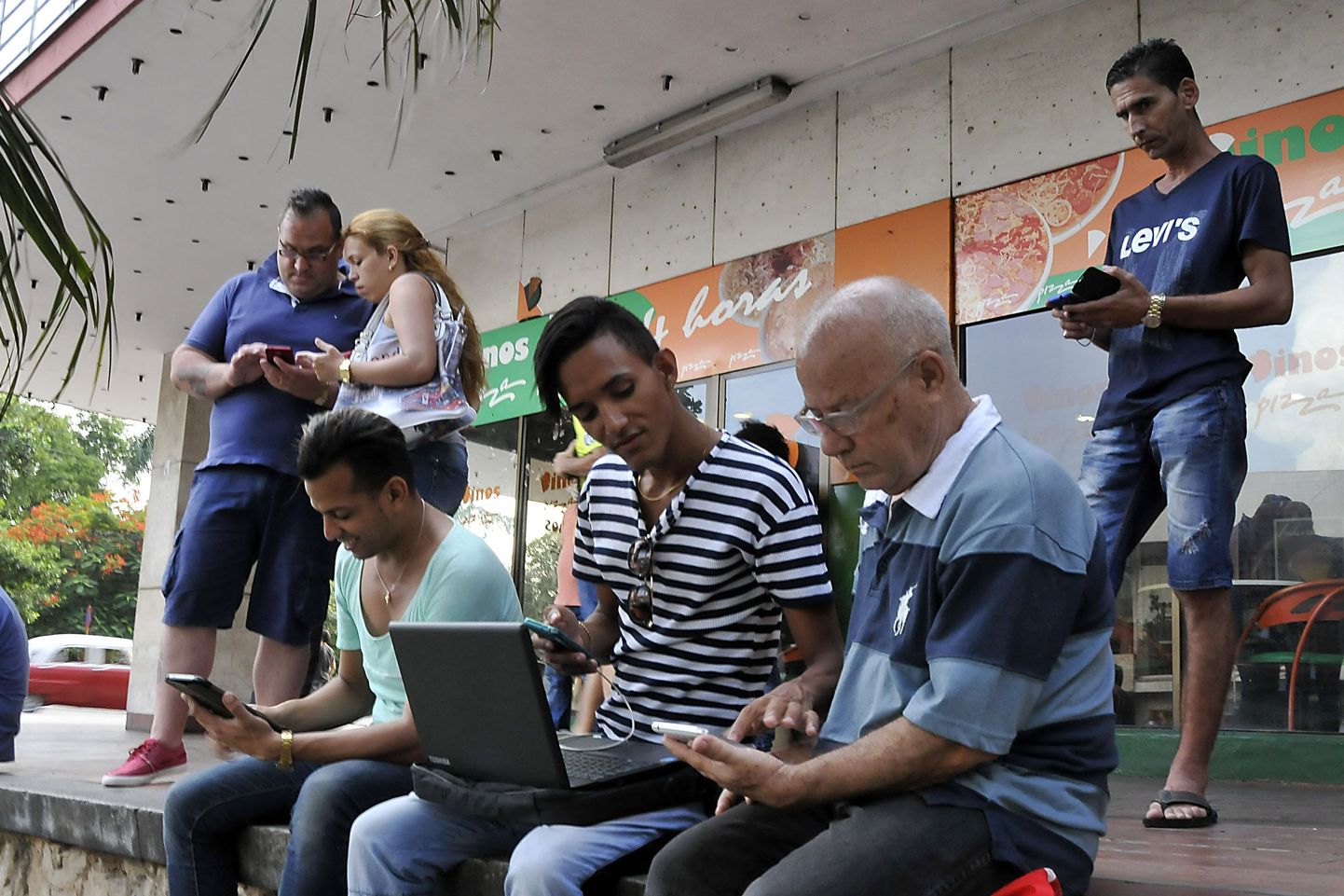 Havanna elanikud kogunesid tänavale internetti tarbima