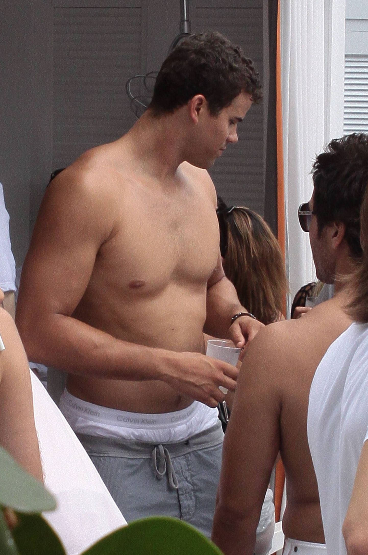 Kim Kardashiani eksi Kris Humphries’i nähti koos sõpradega Miami Beach’is muretult pidu panemas.