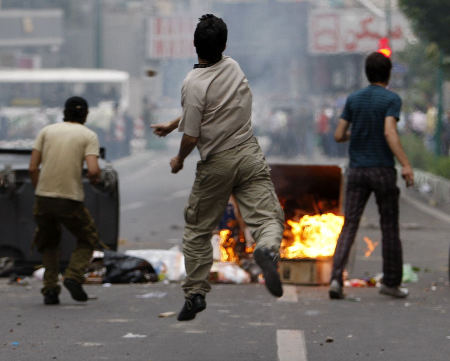 Meeleavaldused Teherani tänavatel muutusid vägivaldseteks.