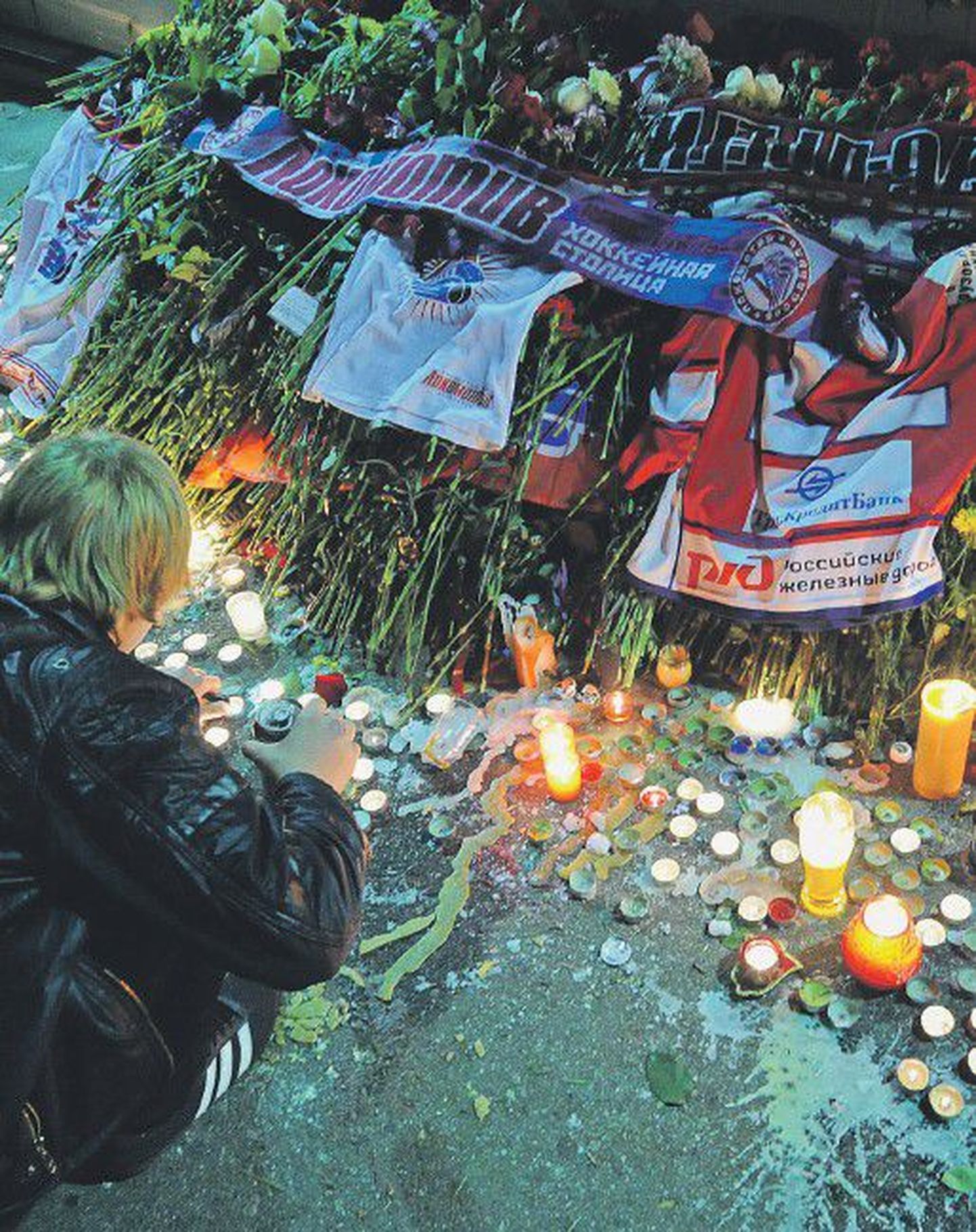 Цветы от болельщиков "Локомотива" и жителей Ярославля у спорткомплекса, где играла команда, в память о погибших хоккеистах.