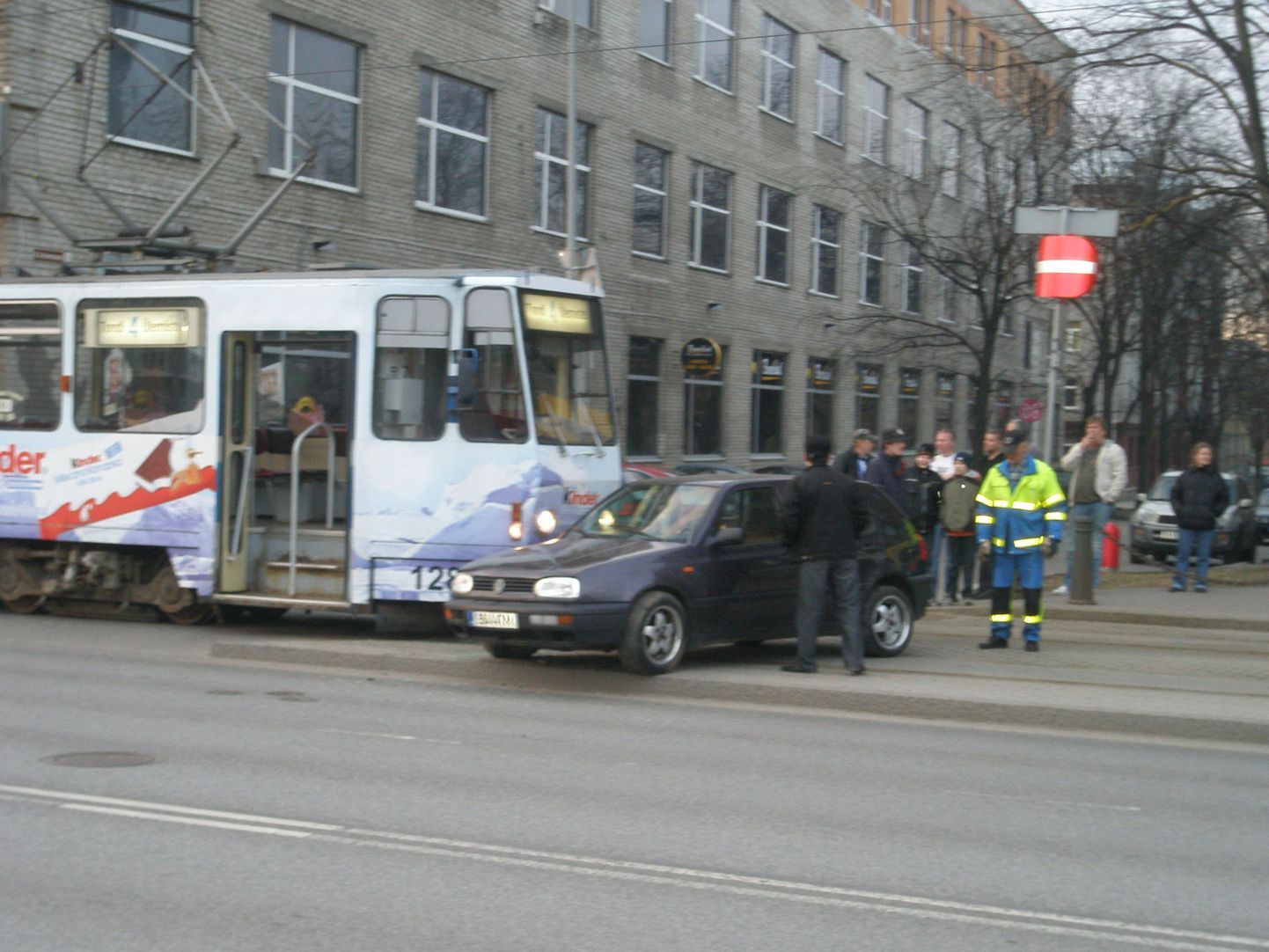 Trammi ja auto kokkupõrge Tallinnas 11. aprilli õhtul.
