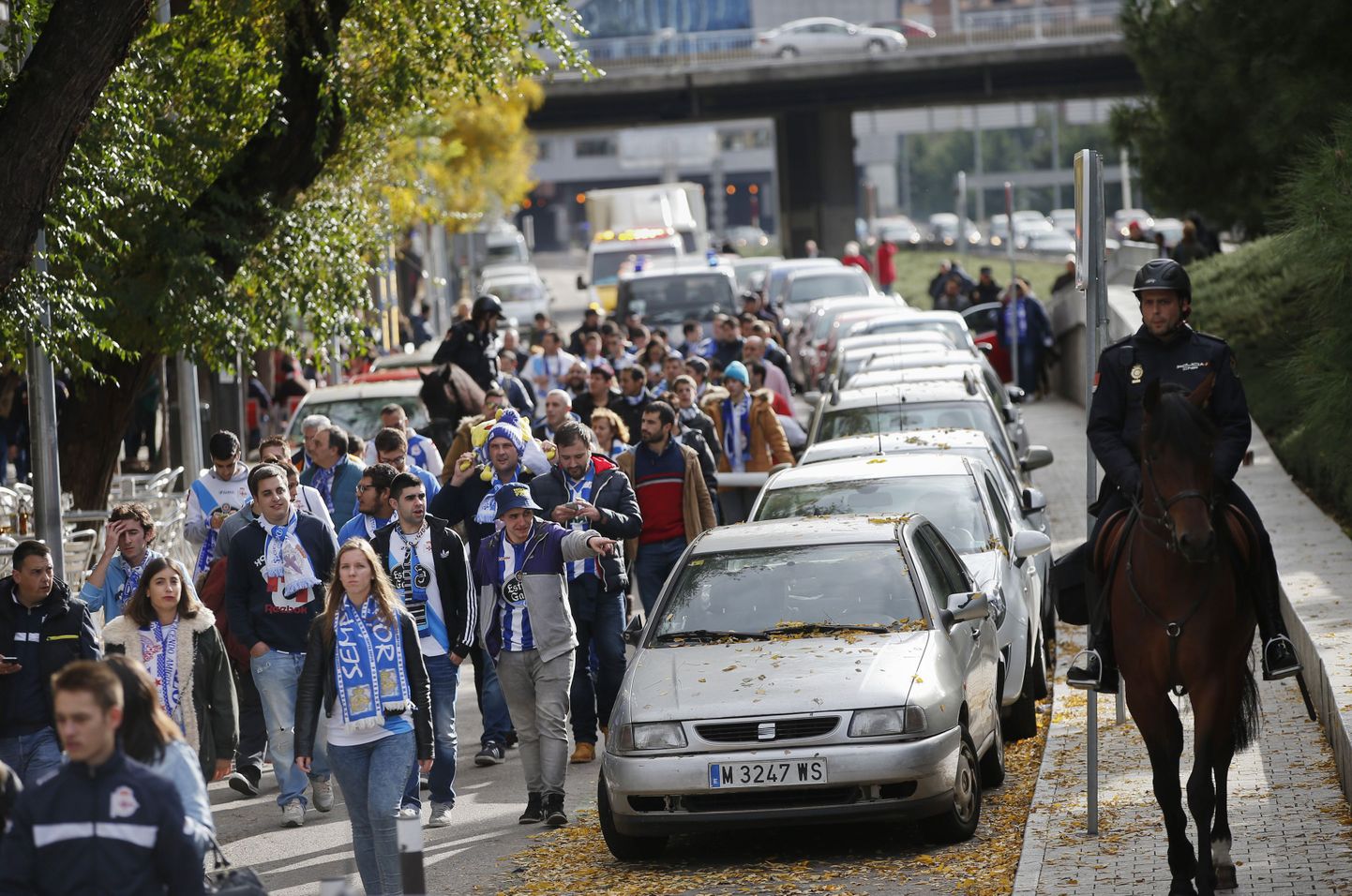Полиция Мадрида эскортирует болельщиков "Депортиво" после матча.
