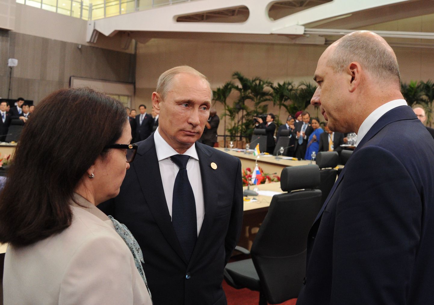 Venemaa president Vladimir Putin Vene keskpanga juhi Elvira Nabiullina ja rahandusminister Anton Siluanoviga BRICS kohtumisel.