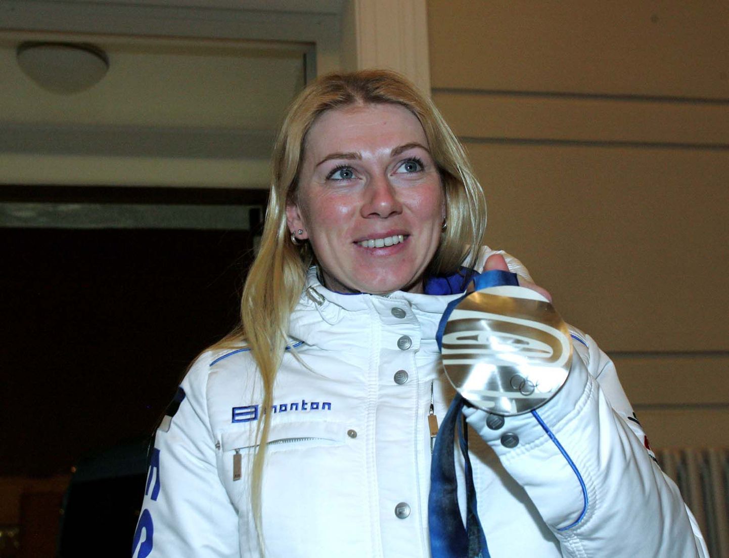 Olümpiahõbe Kristina Shmigun-Vähi Tallinna lennujaamas.