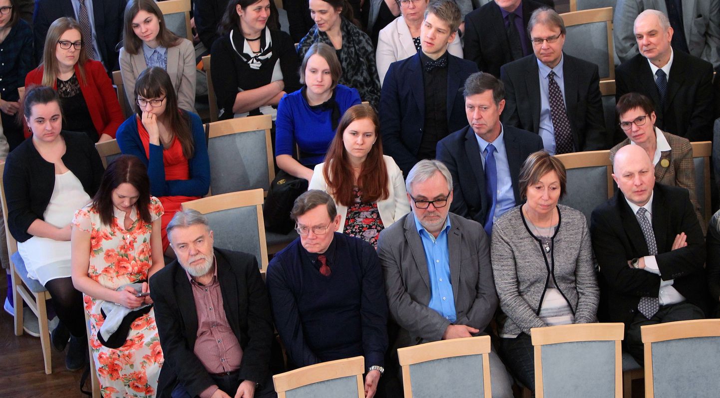 Tõnu Lehtsaar (esireas paremalt esimene) koos kolleegidega valimistulemuste selgumist ootamas.