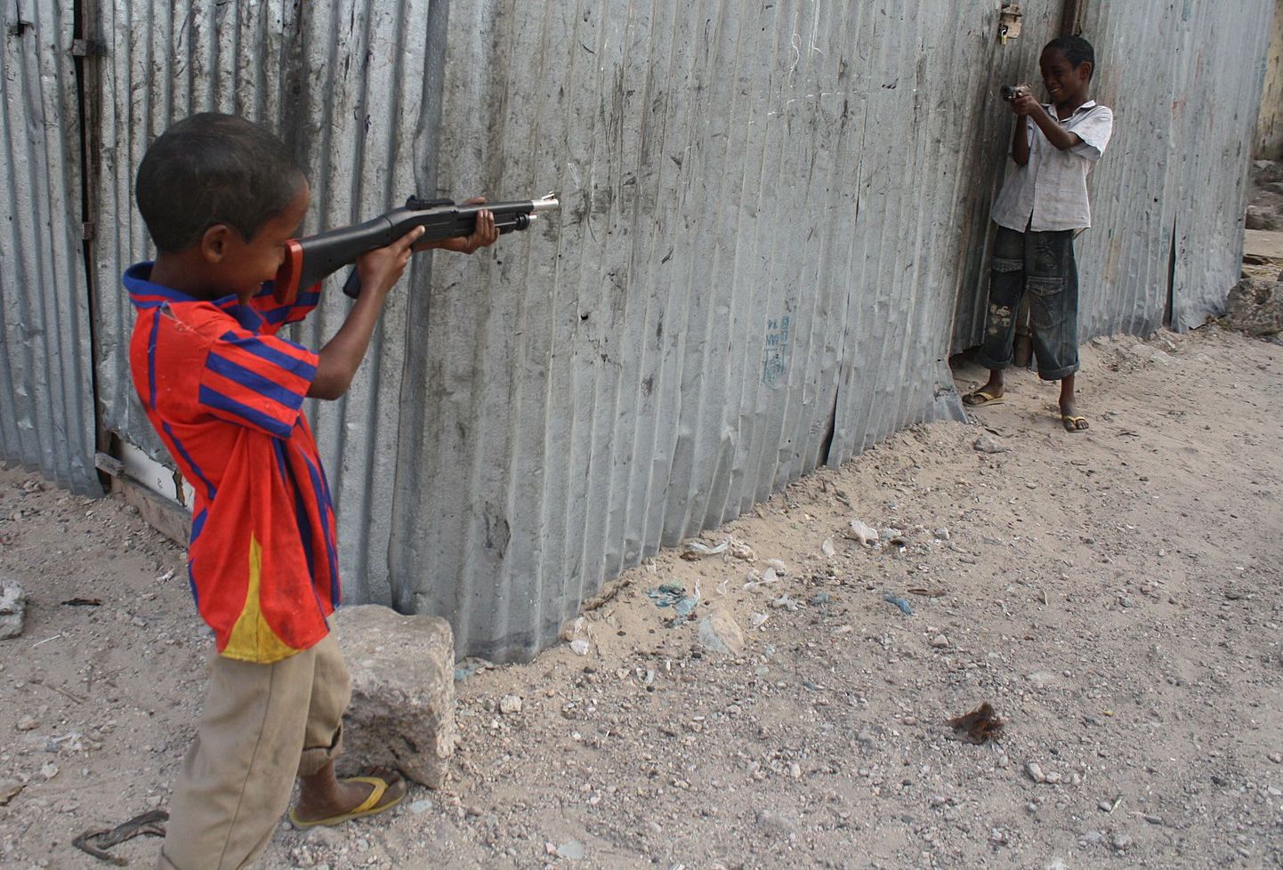 Somaalia lapsed eelmisel kuul mängupüssidega mängimas.