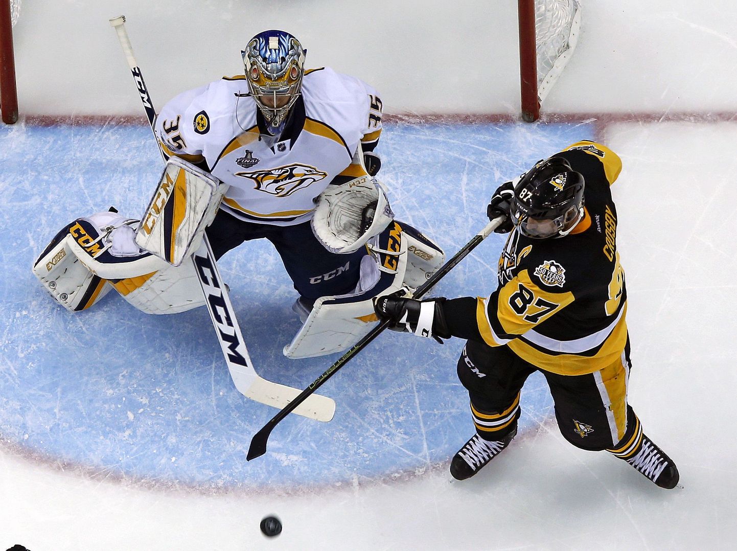 Pittsburgh Penguinsi ründajad eesotsas Sidney Crosby'ga (paremal) tegid Nashville Predatorsi puuriluku Pekka Rinne valvatavale väravale uskumatult vähe pealeviskeid. Samas suutis Rinne neist tõrjuda ainult seitse.