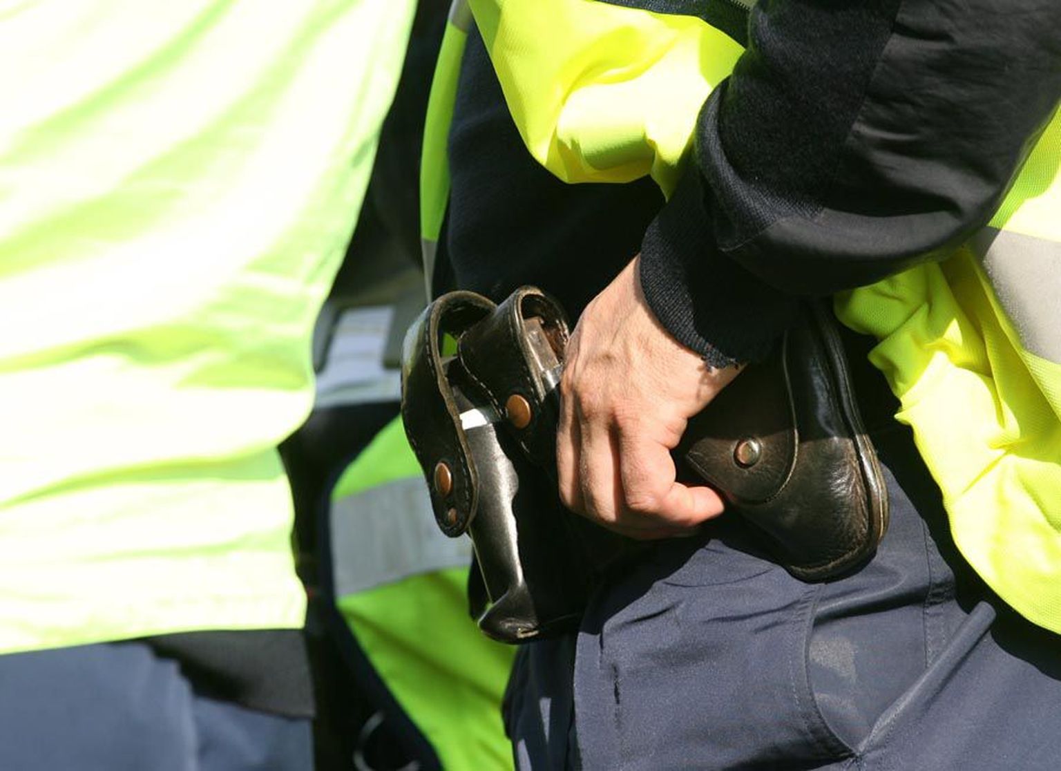 Politsei tegi täna hommikul Tartumaal Võnnu vallas põgeneva tagaotsitava peatamiseks teenistusrelvast kaks hoiatuslasku.
