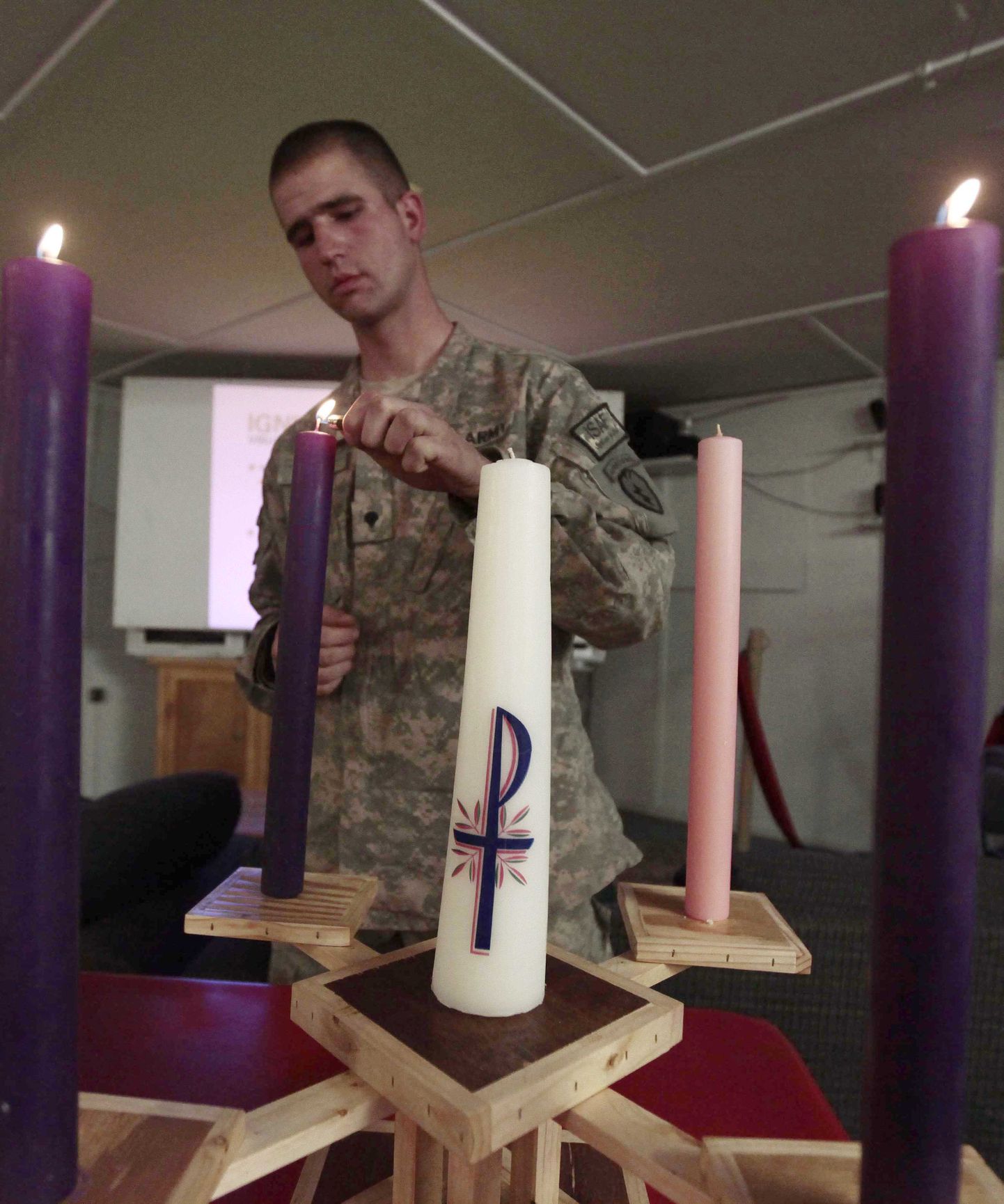 USA sõdur süütamas küünlaid baasi kabelis. Sõjaväebaaside pühakojad on ainsat sorti kristlikud kirikud, mis võivad Afganistanis tegutseda.