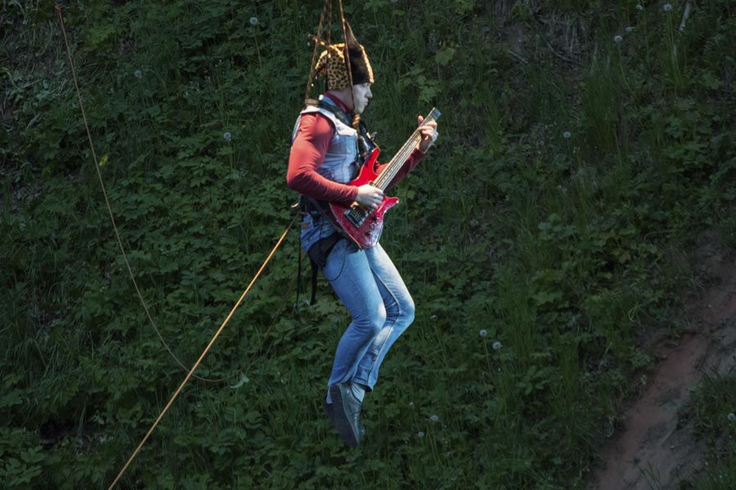 Lavastuse selgrooks oli rippsilla küljes rippuva kitarristi Madis Nõmme ja trummar Rauno Vaheri rokisoolode võistumängimine.