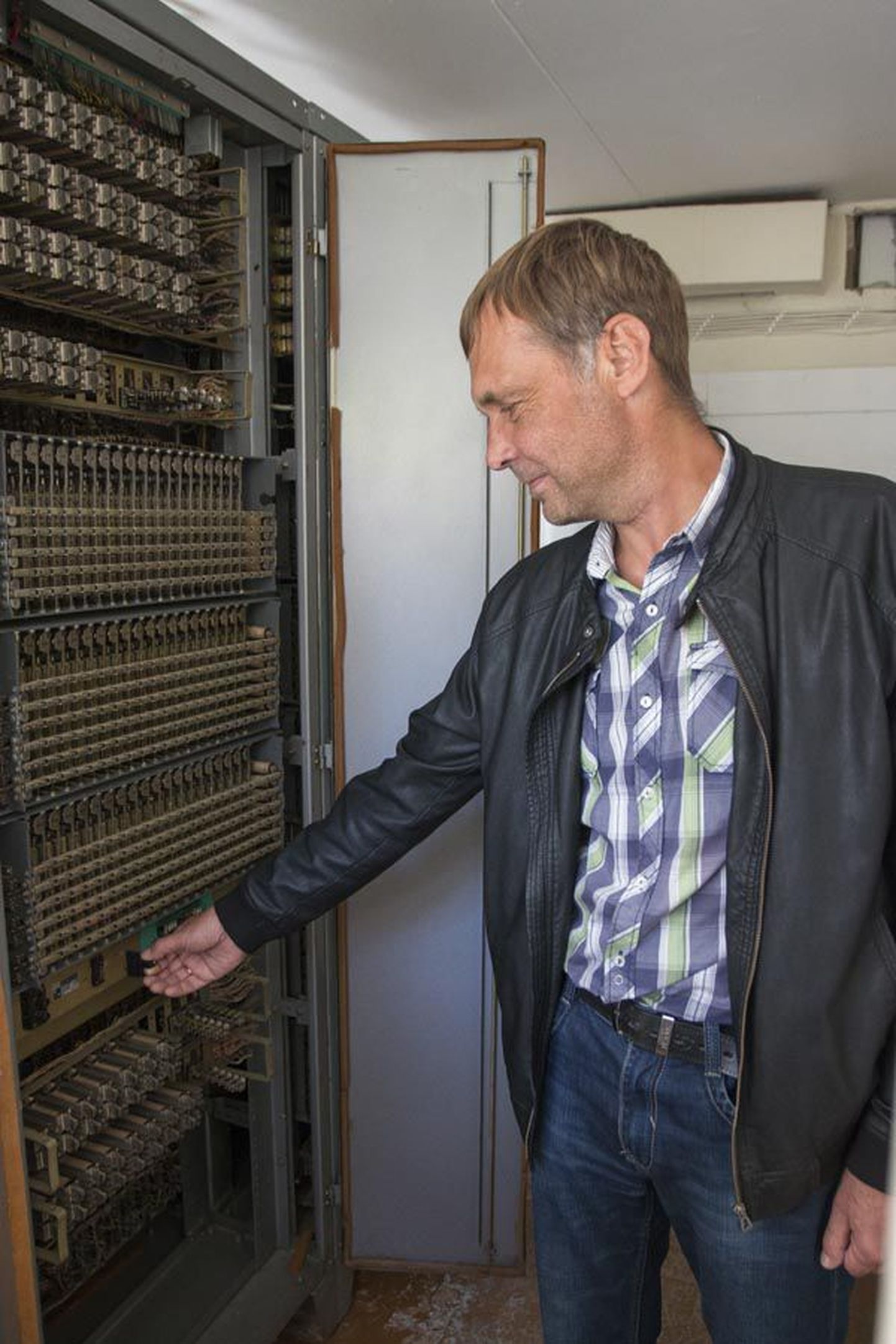 Telia Eesti võrguarengu insener Toomas Peterson lülitas 15. septembril Saarepeedi analoogjaamast voolu välja. Sektsioonkapi moodi jaam ise on suurem, kui kitsukeses ruumis pildile mahtus.