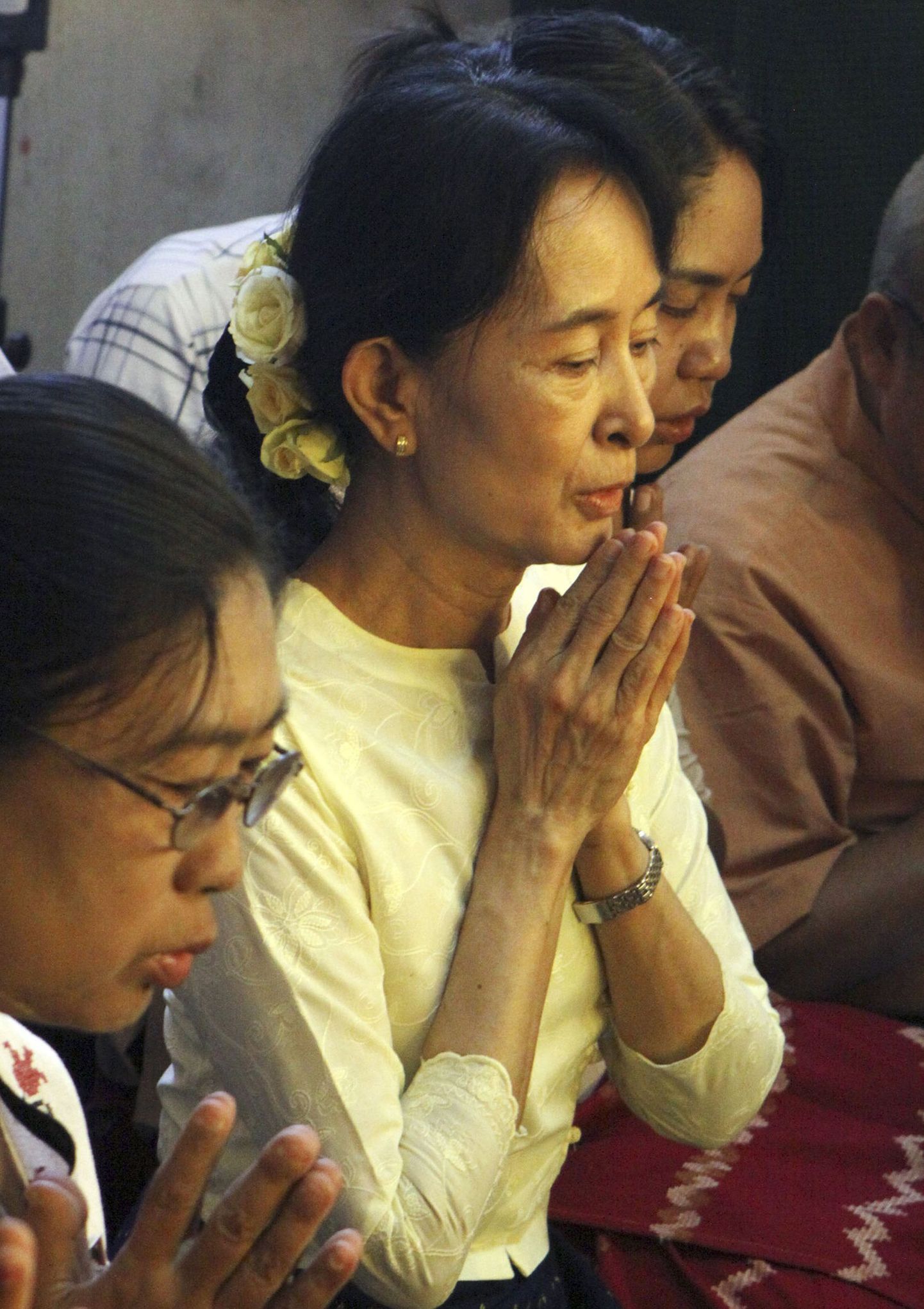 Aung San Suu Kyi (keskel) koos oma parteikaaslastega 20. novembril.