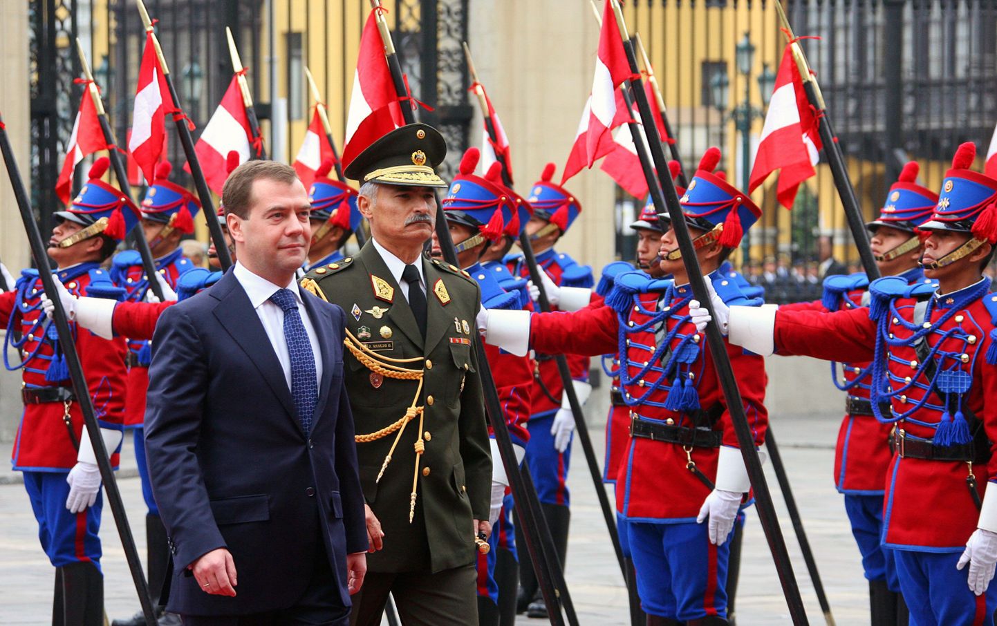 Vene president Dmitri Medvedev saabumas kohtumisele Peruu kolleegiga Limas.