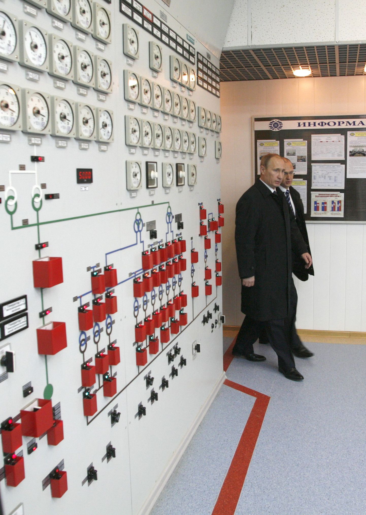 Rosatom, ehkki ametlikult äriorganisatsioon, on väga lähedalt seotud Venemaa administratsiooniga. Pildil Vladimir Putin ja Rosatomi direktor Sergei Kirijenko Volgodonski tuumajaama külastamas.