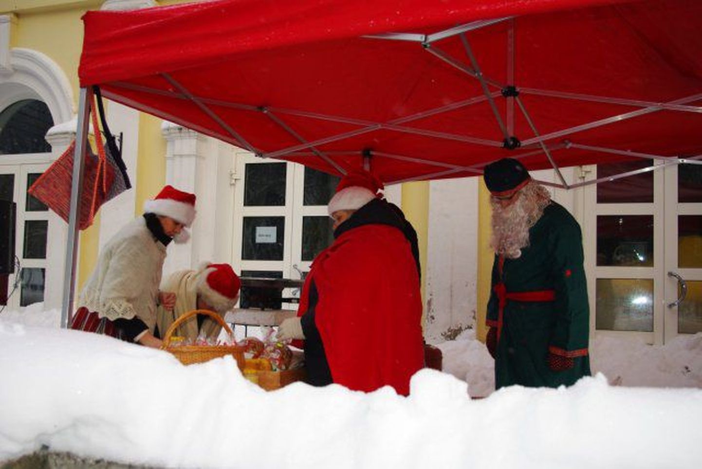 Talvepealinna pidustused algasid täna  traditsioonilise jõuluturuga.