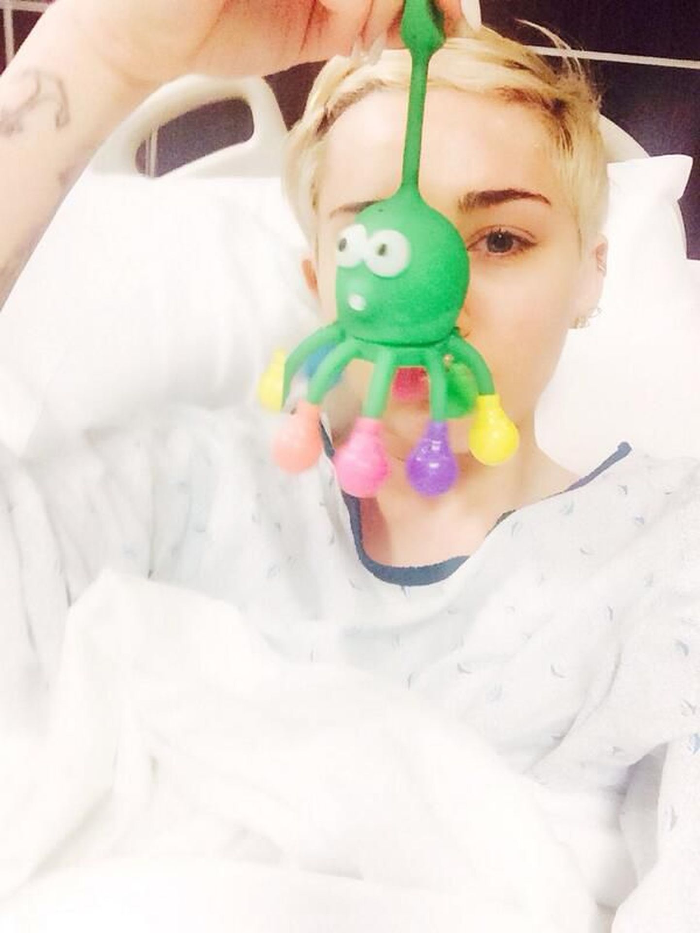 Miley Cyrus sattus allergilise reaktsiooni tõttu haiglasse