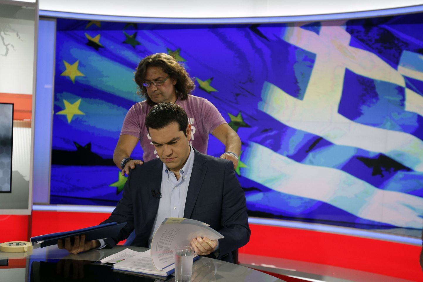 Kreeka peaminister Alexis Tsipras eile enne intervjuud riigi telejaamale.