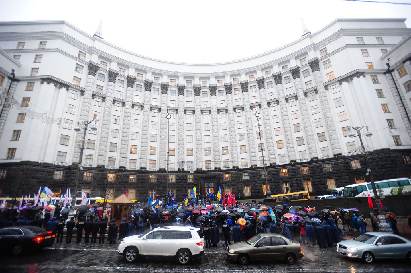 Meeleavaldajad rüselesid märulipoliseinikega Kiievis valitsuse hoone ees ka 25. novembril.