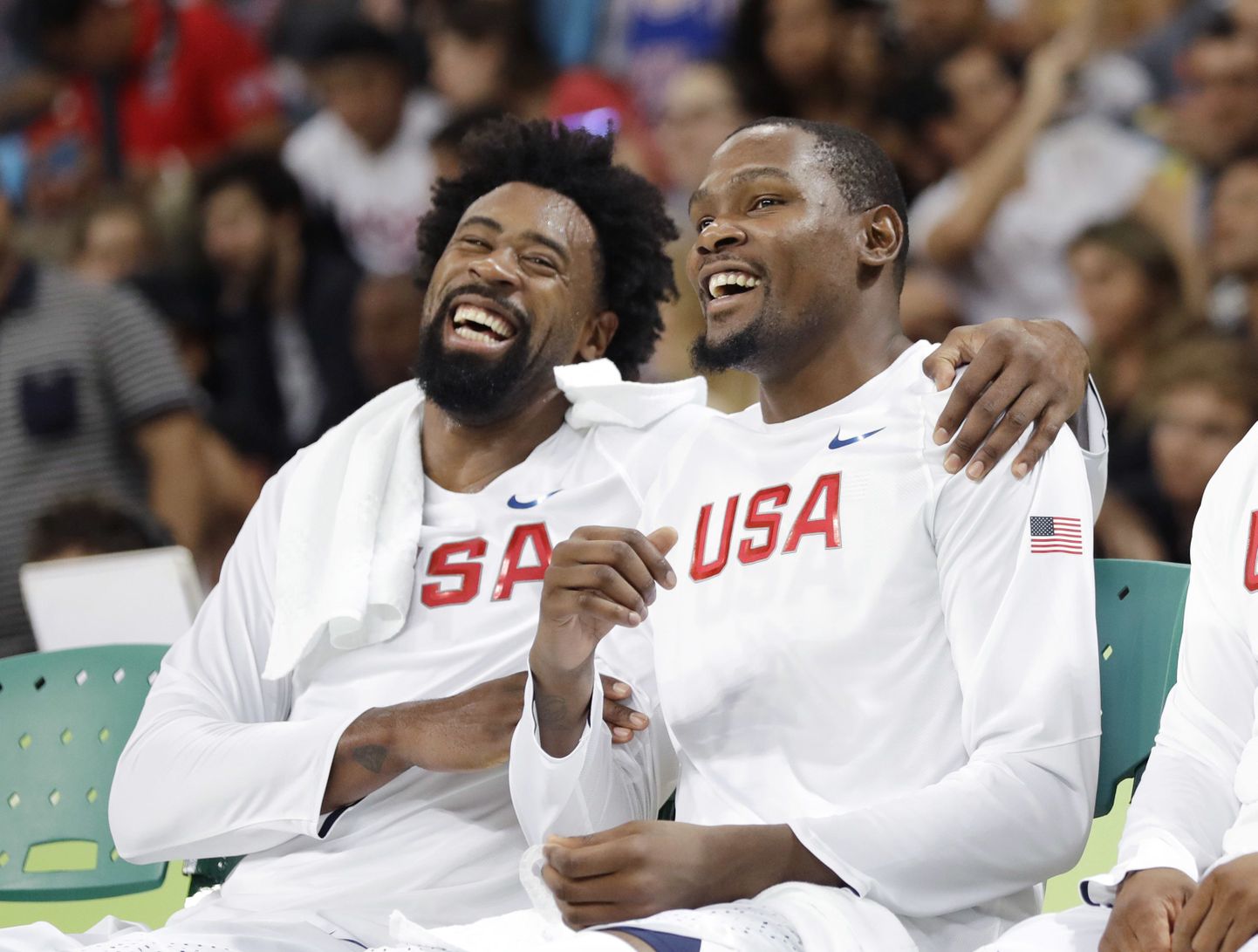 USA korvpallistaarid DeAndre Jordan (vasakul) ja Kevin Durant võivad olümpial mõnuga lustida - kuldmedalit võita on ikka tore, kuid reaalsuses see nende igapäevaelu kuidagi ei mõjuta.