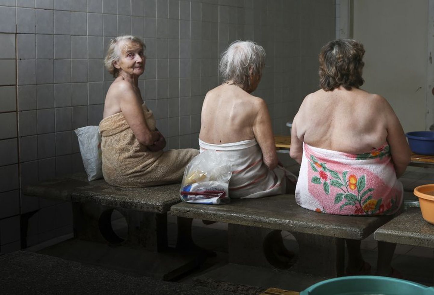 Kuigi saunast käis neljapäeval esimese tunni jooksul läbi 19 naist, pages enamik neist pilditegemise ajaks leiliruumi. Alles hiljem hakati arutama, et kui ainult kolm julget fotole läksid, siis äkki arvataksegi, et naisi linnasaunas nii vähe käib.