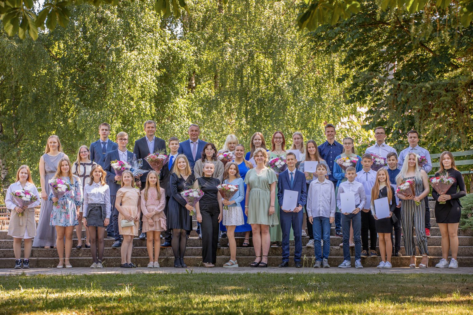 Võru parimad õpilased koos linna juhtidega.