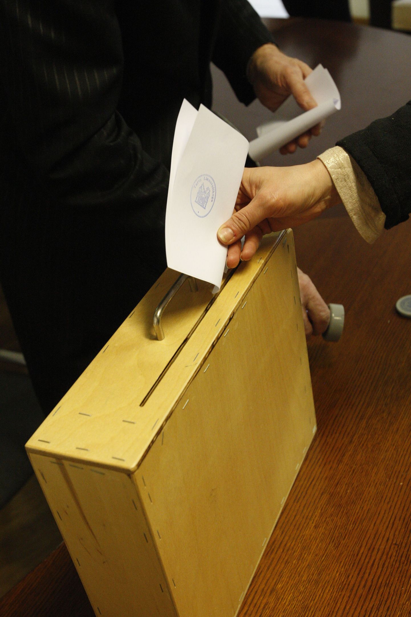 Volikogu esimehe salajane hääletus Tartu linnavolikogus. Pilt pärineb selle aasta 14. aprillist, mil volikogu esimeheks valiti keskerakondlane Vladimir Šokman.