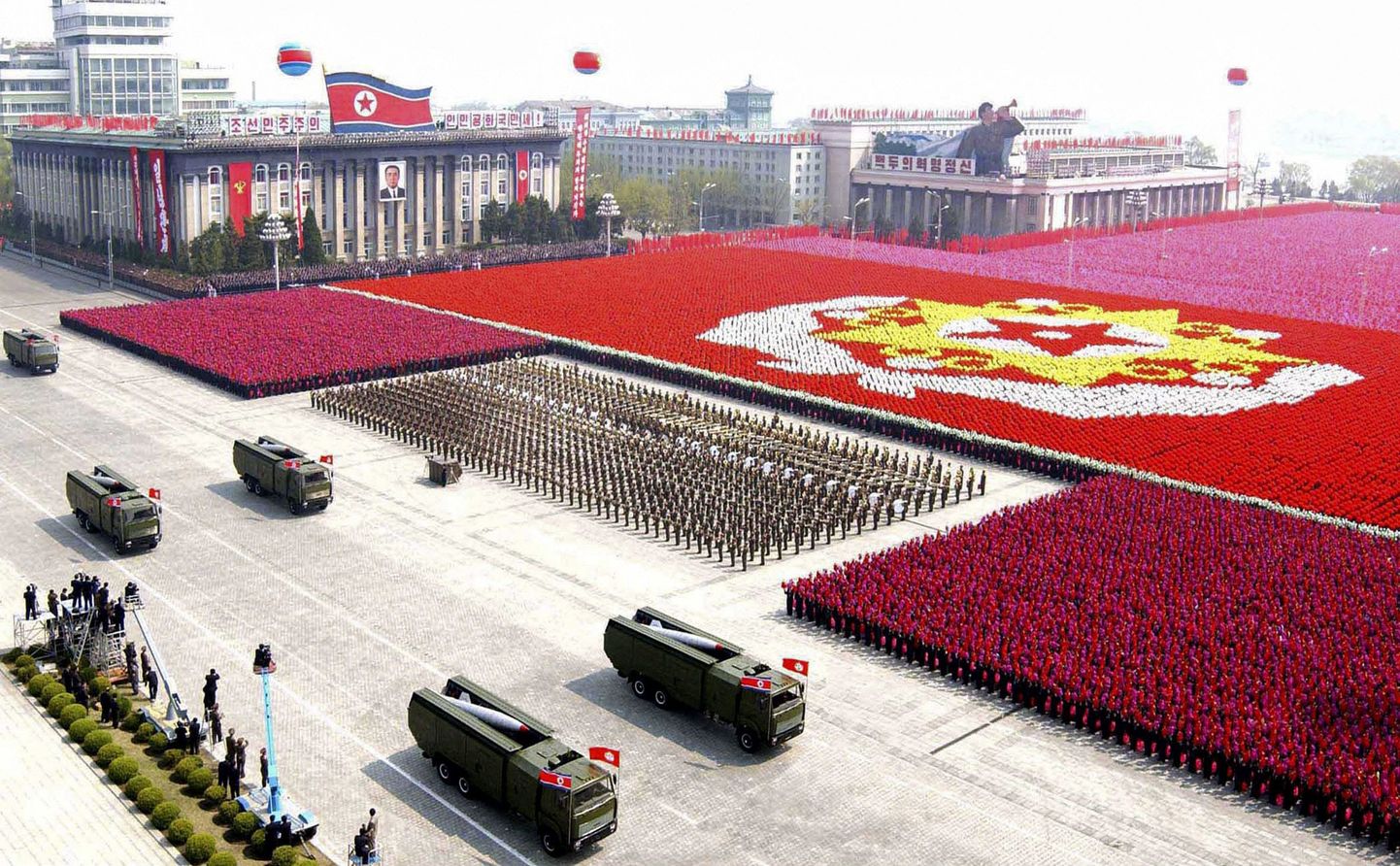 Põhja-Korea raketivägi (keskel) sõjaväeparaadil eelmise aasta aprillis.