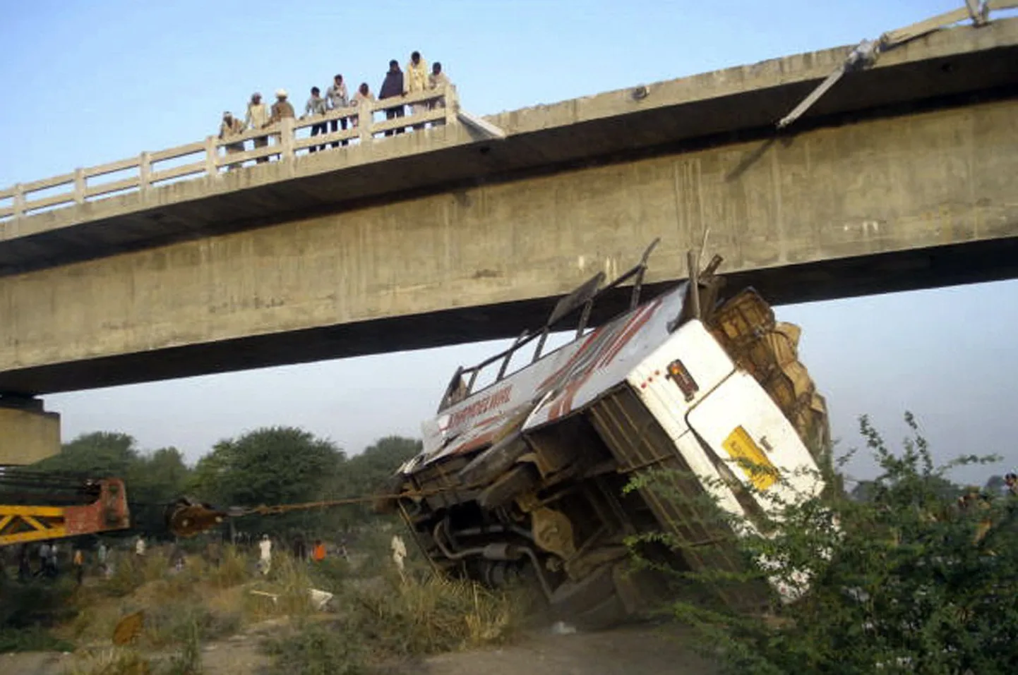India Rajasthani osariigis sillalt välja sõitnud buss.