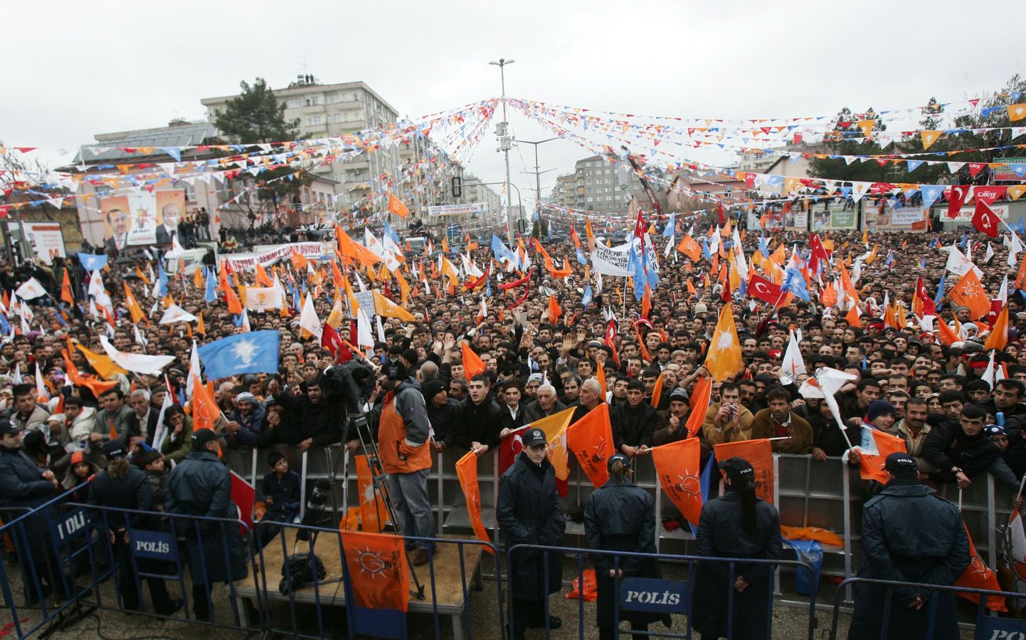 Türgi peaministri Recep Tayyip Erdoğani toetajad miitingul Diyarbakiri linnas, mis paikneb valdavalt kurdidega asuastatud piirkonnas.