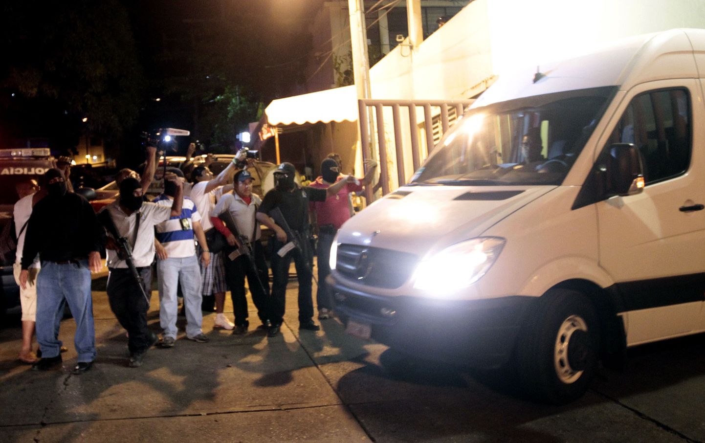 Politsei täna Acapulco eskortimas politseijaoskonnast ära 13 Hipaania turissti ja Mehhiko naist.