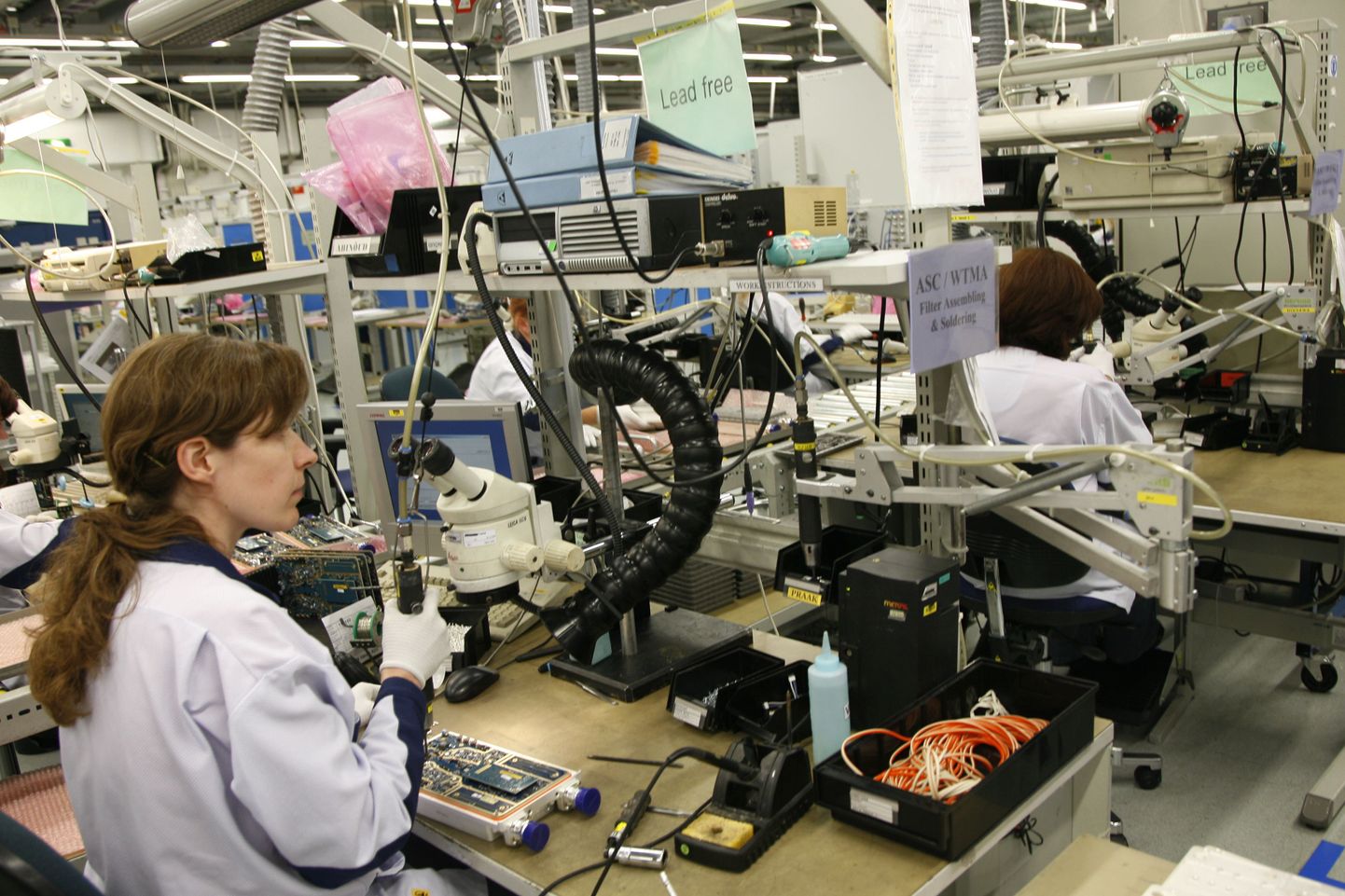 Elektrooniatööstuse toodang on üks Eesti peamisi ekspordiartikleid. Pildil Ericssoni Eesti tehas.