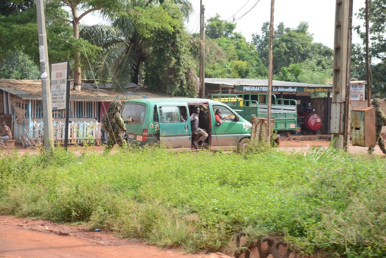 Tüüpiline Bangui linnaliinibuss. Sellised rohelised ja väikesed on nad kõik, väikest variatsiooni pakuvad aga kirjad busside külgedel –  mõnele on kirjutatud näiteks «Turbo», teisel aga hoopiski lubadus, et Kristuse rahu võidab kõik.