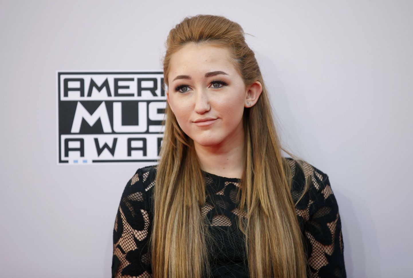 Actress Noah Cyrus arrives at the 42nd American Music Awards in Los Angeles, California November 23, 2014.    REUTERS/Danny Moloshok (UNITED STATES  - Tags: ENTERTAINMENT)    (MUSIC-AMERICANMUSICAWARDS-ARRIVALS)