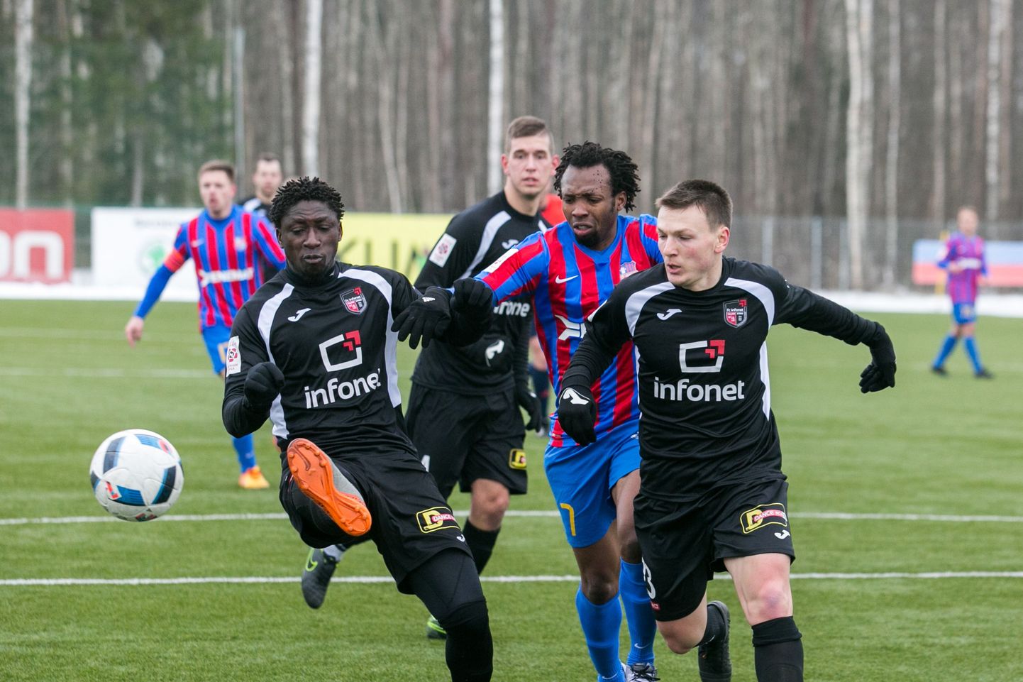 Paide Linnameeskond - Tallinna FC Infonet (0:2). Offosu Appiah (vasakult), Jasper Uwaegbulam ja Dmitri Kruglov.