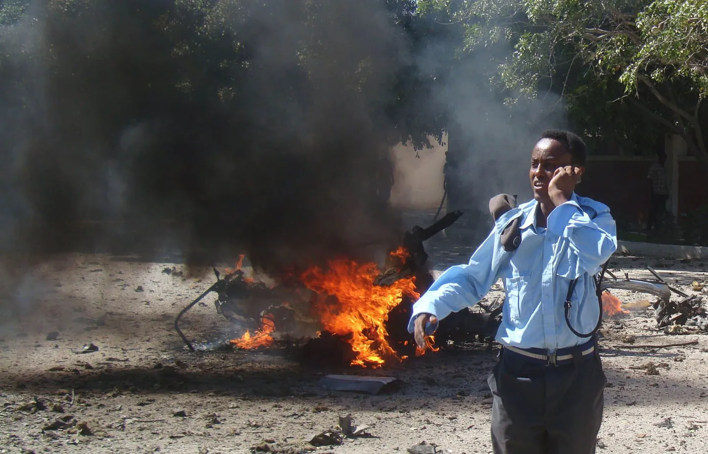 Muqdisho politseinik autopommi plahvatuse sündmuskohal veebruaris.