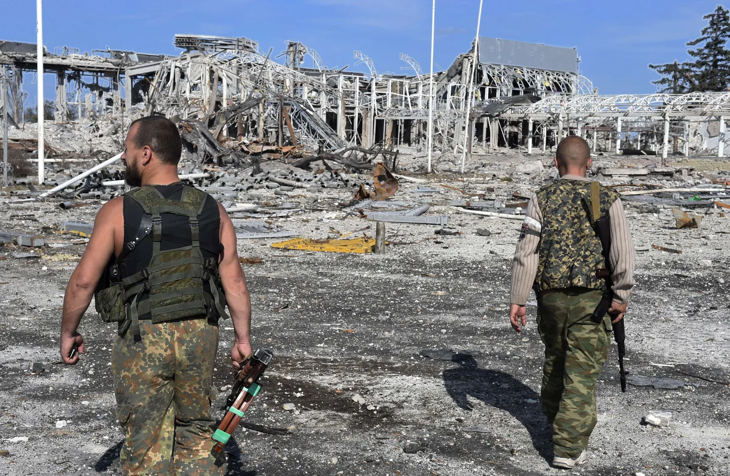 Relvastatud terroristid Luganski rahvusvahelise lennuvälja varemete vahel 11. septembril.