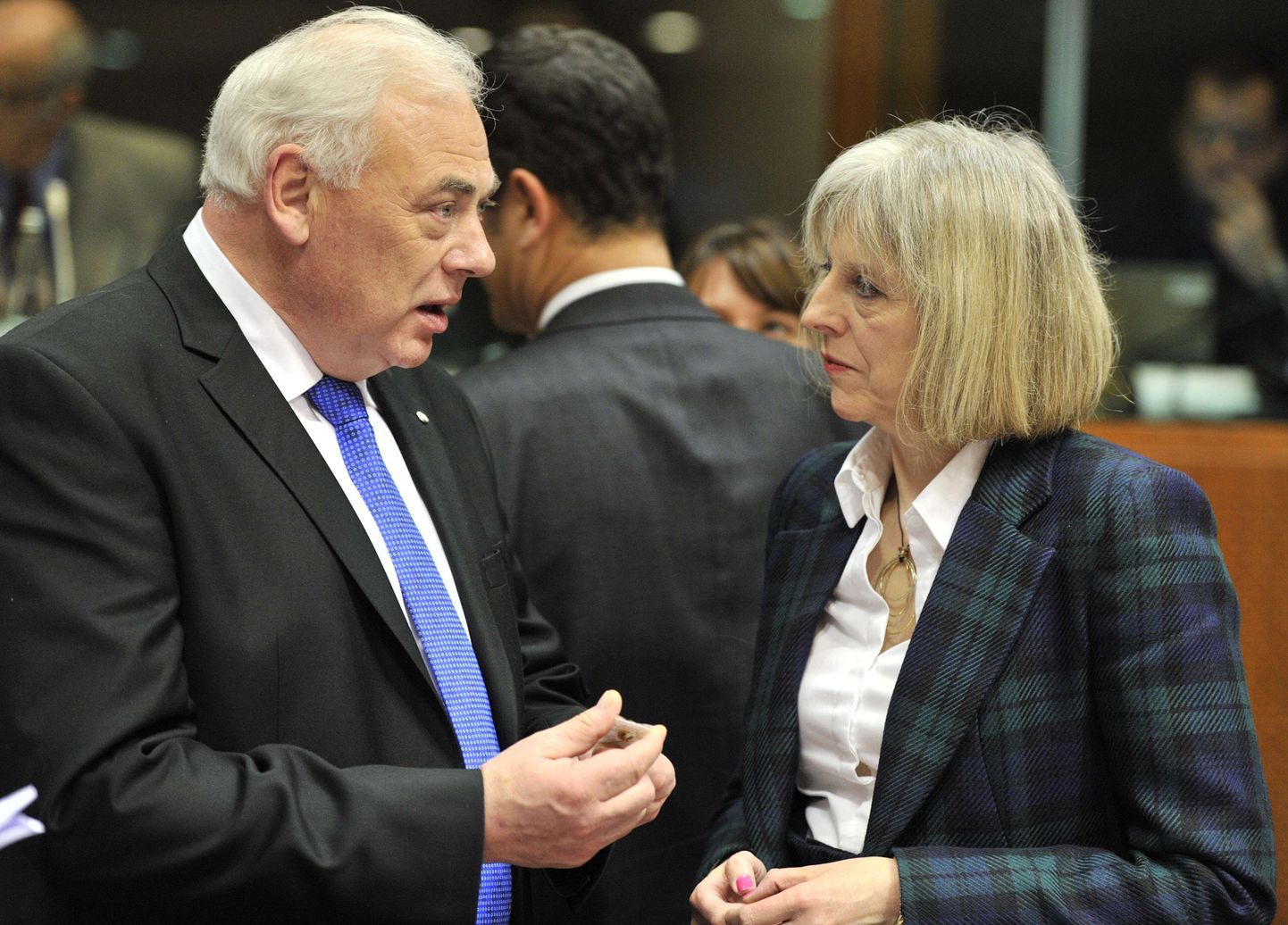 Leedu siseminister Dailis Alfonsas Barakauskas vestlemas Briti siseministri Theresa Mayga.