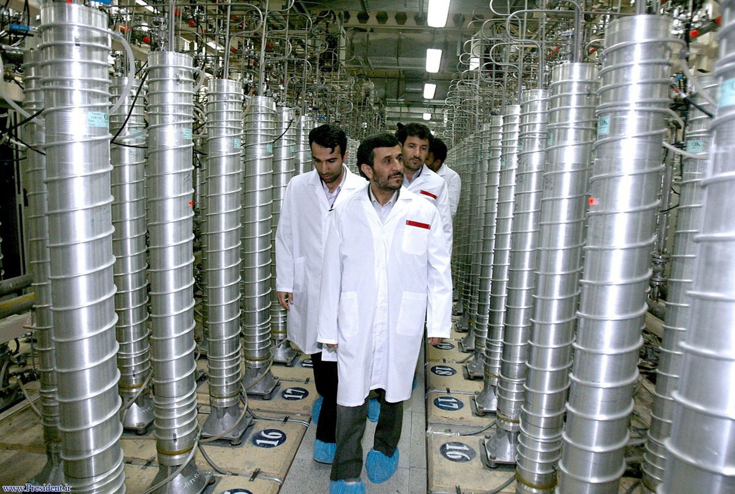 Iraani president Mahmoud Ahmadinejad (esiplaanil) uraanirikastamistehases.