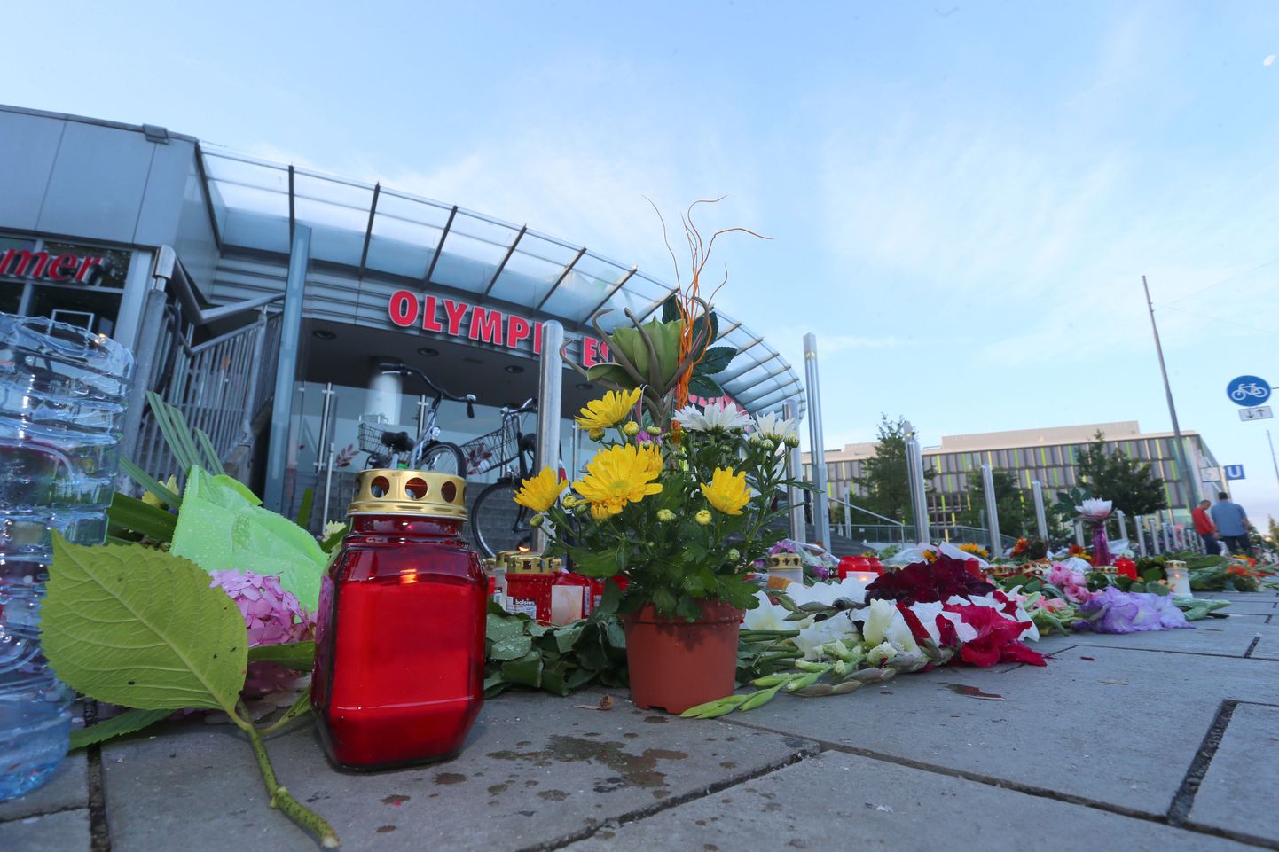 Цветы на месте трагедии в Мюнхене.