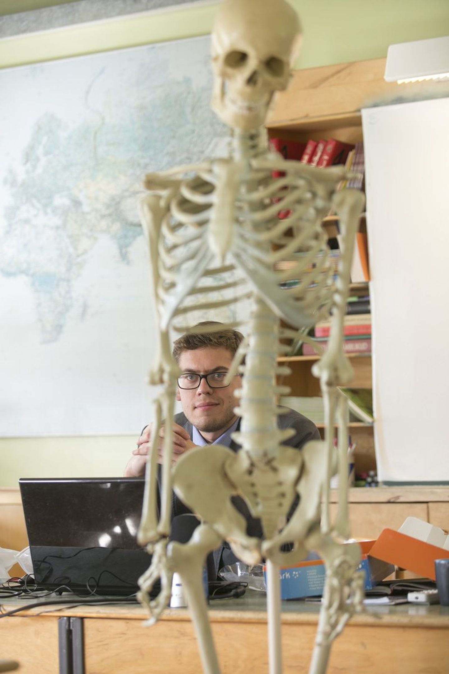 Haljala gümnaasiumis alustas sellel sügisel bioloogia ja geograafia õpetajana Martin Pent.  Erialalt on ta zooloog, kuid naudib läbi eluliste näidete inimese anatoomia õpetamist.