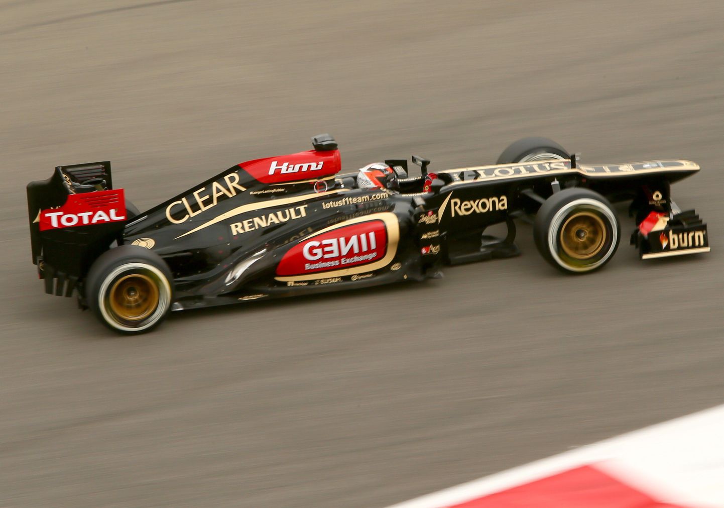 Kimi Räikkönen Bahreinis kihutamas.